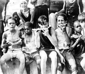 户外拍照吃瓜,共享夏日吃瓜时光