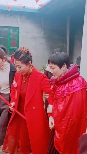 新郎台下吃瓜,婚礼现场成焦点