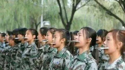 教官吃瓜视频2021,揭秘军营里的欢乐瞬间