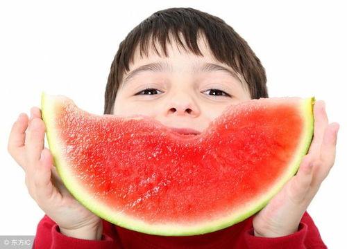 小孩吃瓜好吃,小孩吃瓜的甜蜜时光