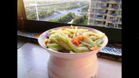 雪中吃瓜,冬日里的温馨趣事