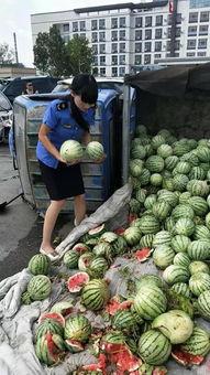 翻车现场吃瓜群众,一场意外引发的全民热议